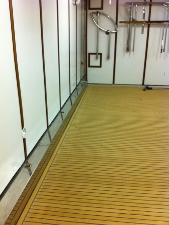 GARAGE IN TEAK SINTETICO GARAGE IN TEAK SINTETICO